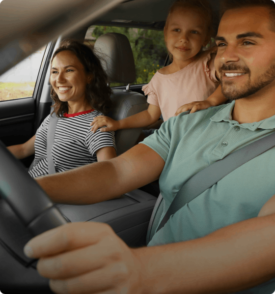 familia viajando en auto
